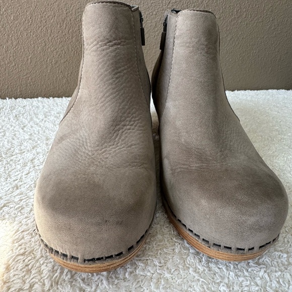 Dansko Maria Nubuc Booties boots suede tan EUC - Picture 5 of 11